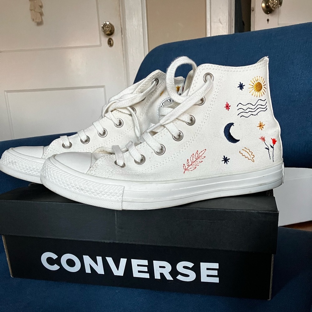 🌷🌙Embroidered Chuck Taylor Converse (Only worn once)